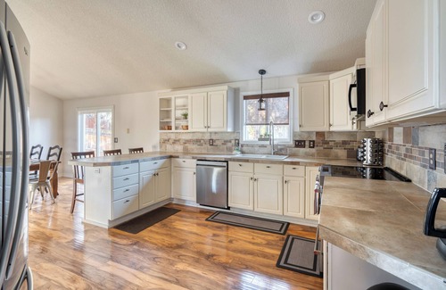 Mountain View House | Dog | 5min to Local Restaurants | Cozy
