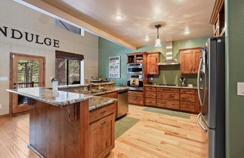 Heber House | Dog-friendly lodge in the pines with hot tub, firepit, fireplaces & great deck