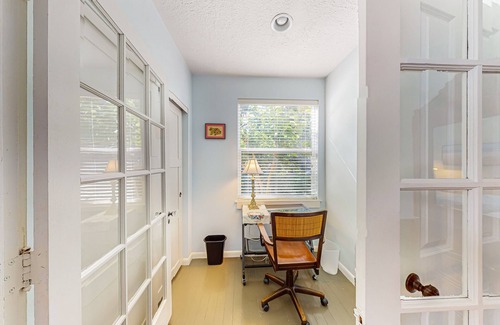 Mount Dora House | Dog-friendly 1920s home near downtown with a yard, grill, streaming, & AC