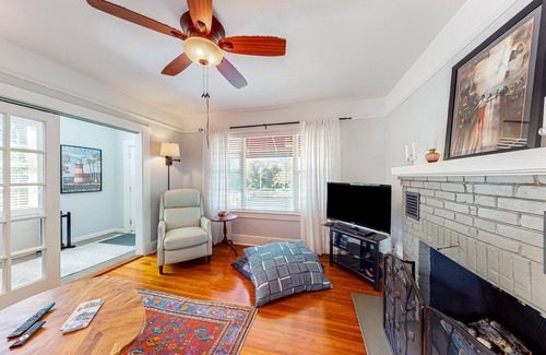 Mount Dora House | Dog-friendly 1920s home near downtown with a yard, grill, streaming, & AC