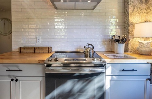 Marshall House | Dog-friendly 2 BD/ 1 BA w/ Sweeping River Views in Charming Mountain Town