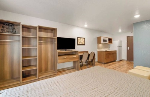 Newnan Hotel | Dog-Friendly 3 Room Stay w/Kitchen Near Top Outdoor Spots & Attractions