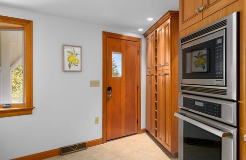 East Dennis House | Dog-friendly 4 bedroom 4 bathroom sleeps 10 home near bay side beaches and exclusive 6A!