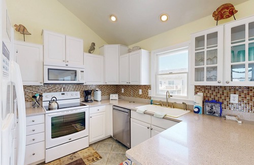 Nags Head House | Dog-friendly 5BR with community poo & beach access
