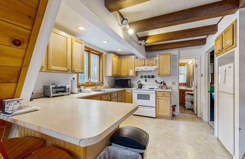 Madison Ski Chalet | Dog-friendly A-frame with firepit, fireplace, AC, & kayaks - walk to the beach