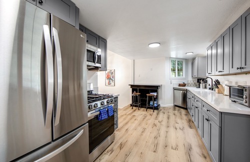 Arrowhead Villas Cabin | Dog-friendly Arrowhead Villas cottage with deck, fireplace & W/D- great locale