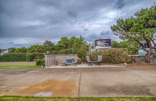 Agate Beach RV Rental | Dog Friendly, Available with 50AMP, 30AMP, Water and Sewer hook up's, WiFi