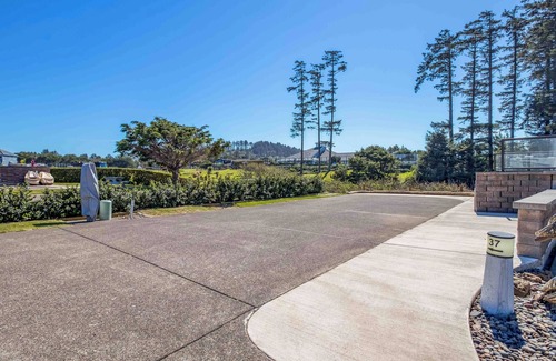 Agate Beach RV Rental | Dog Friendly, Available with 50AMP, 30AMP, Water and Sewer hook up's, WiFi