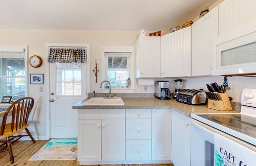 Sagamore Beach House | Dog-friendly bay view cottage with a furnished porch, washer/dryer, & roof deck