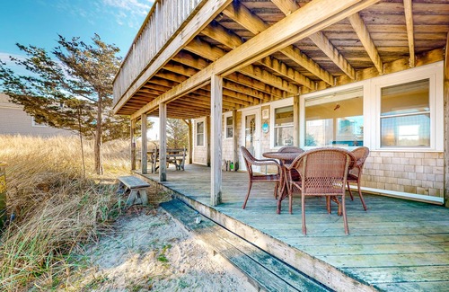 Sagamore Beach House | Dog-friendly bay view cottage with a furnished porch, washer/dryer, & roof deck