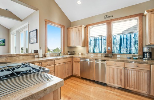 Oceanside House | Dog-friendly beach home ideal for entertaining with 2 fireplaces & great kitchen