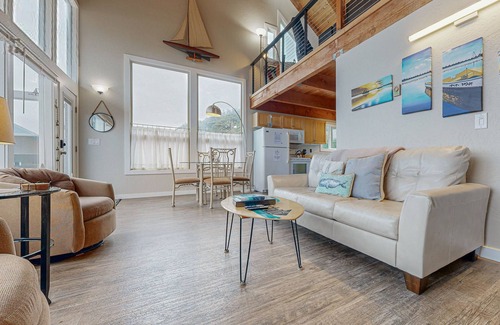 Florence House | Dog-Friendly Beach House w/Spectacular Ocean Views & Easy Access to the Beach