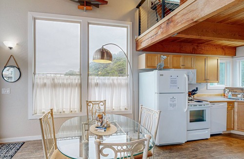 Florence House | Dog-Friendly Beach House w/Spectacular Ocean Views & Easy Access to the Beach