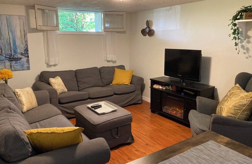 Bracebridge Apartment | Dog Friendly Bracebridge Suite — Walking Distance to Historic Main Street!