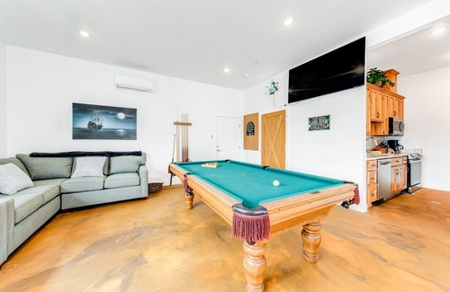 Garibaldi Apartment | Dog-friendly, brand new home with pool table, AC & washer/dryer - near beach