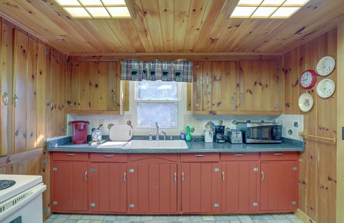 Burnsville Cabin | Dog-Friendly Burnsville Cabin Rental Near Hiking!