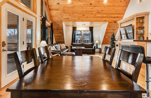 New Lisbon Cabin | Dog-Friendly Cabin Near State Park with Free WiFi, Gas Fireplace, & Pond Access