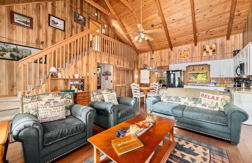 Blairsville Cabin | Dog-friendly cabin w/fireplace, hot tub, gas grill, and mountain views