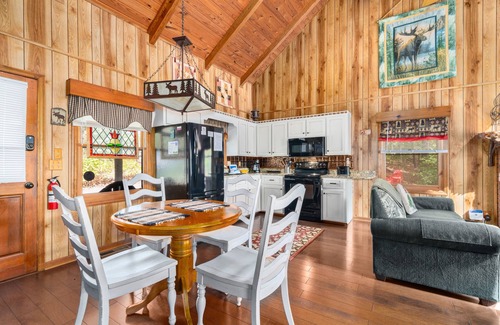 Blairsville Cabin | Dog-friendly cabin w/fireplace, hot tub, gas grill, and mountain views