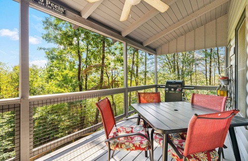 Blairsville Cabin | Dog-friendly cabin w/fireplace, hot tub, gas grill, and mountain views