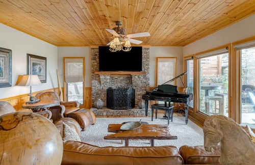 Young Harris Cabin | Dog-friendly cabin near lake with mountain view, firepit, balcony, AC, & W/D