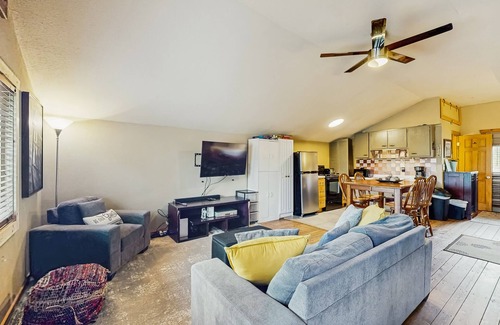 Frisco Cabin | Dog-Friendly Cabin with Fireplace & Mountain Views near Downtown & Lake