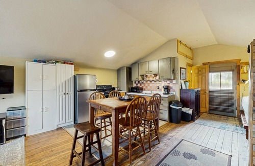 Frisco Cabin | Dog-Friendly Cabin with Fireplace & Mountain Views near Downtown & Lake