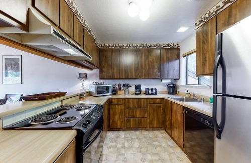Shaver Lake House | Dog-friendly chalet w/shared pool, hot tub, gas fireplace - close to lake