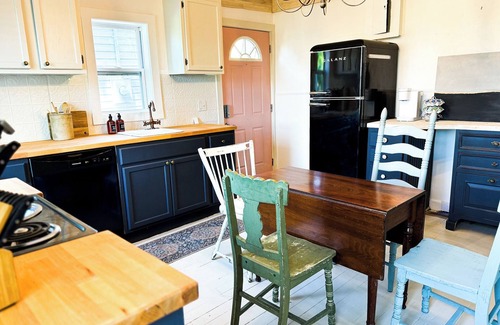 Pacific Cottage | Dog Friendly - Close to Purina - No Cleaning Fee