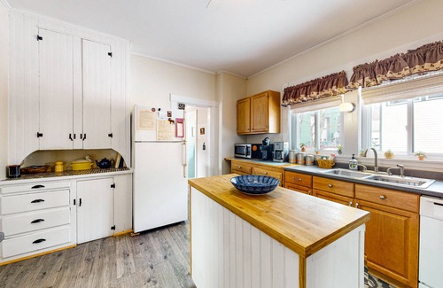 Greenville Junction House | Dog-friendly Colonial across the street from the beach