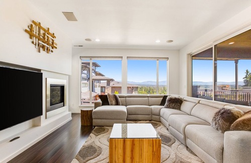 Auburn House | Dog-friendly contemporary retreat with mountain views, deck & home office