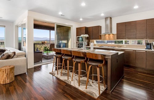 Auburn House | Dog-friendly contemporary retreat with mountain views, deck & home office