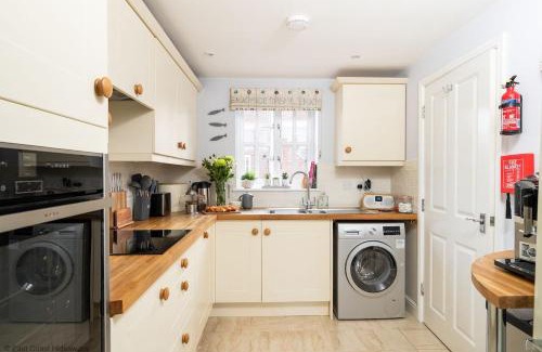 Winterton-on-Sea House | Dog friendly cottage with hot tub under 350 steps to dunes