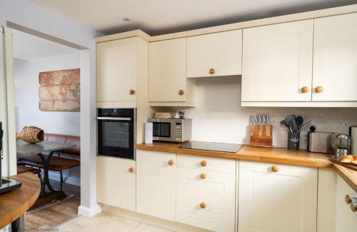 Winterton-on-Sea House | Dog friendly cottage with hot tub under 350 steps to dunes