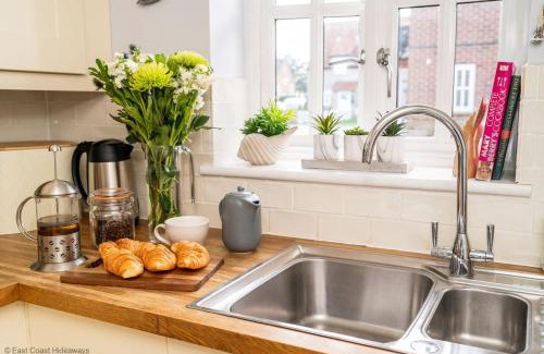 Winterton-on-Sea House | Dog friendly cottage with hot tub under 350 steps to dunes