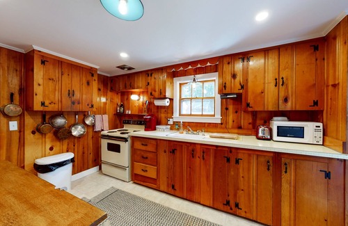 Harwich Port House | Dog-friendly cottage with great yard & 3 bikes - 1/2 mile to Earle Road Beach