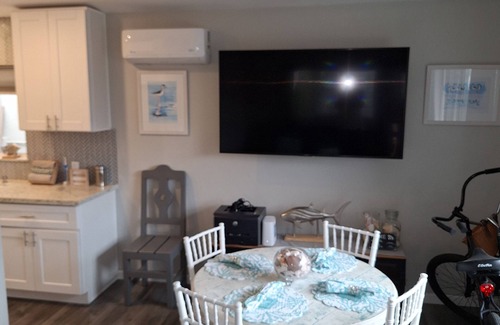 Ocean Beach House | Dog Friendly Cottage with Ocean Beach Charm