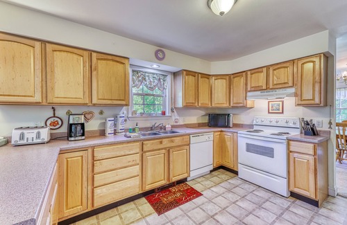 Franconia House | Dog-friendly country home w/jetted tub, backyard & grill