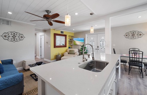 Indian Beach Sapphire Shores Cottage | Dog-Friendly, Cozy Cottage, Private Patio, Walk to Bay, Near Downtown