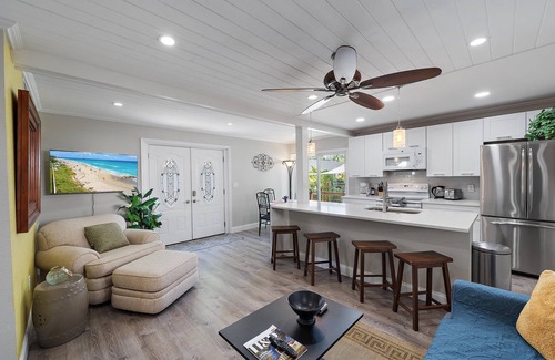 Indian Beach Sapphire Shores Cottage | Dog-Friendly, Cozy Cottage, Private Patio, Walk to Bay, Near Downtown
