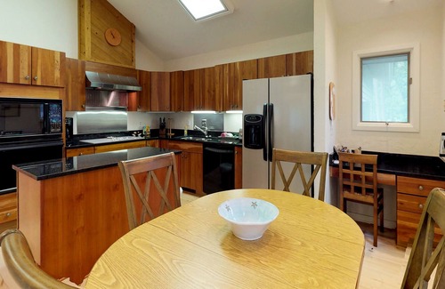 Vanderhorst Plantation House | Dog-Friendly Family Fome Close to the Beach, Tennis Courts, & Golf