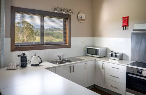 Botobolar Cottage | Dog Friendly Farm Stay - Excellent views and close to many wineries