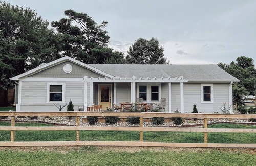 Morehead City Cottage | Dog Friendly Fenced Cottage Minutes from the Water!