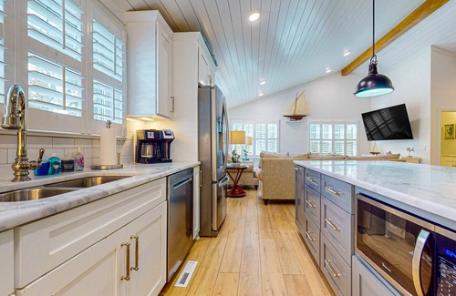 Ocean Isle Beach House | Dog-friendly gem, close drive to beach - shared pool, lovely porch & family room