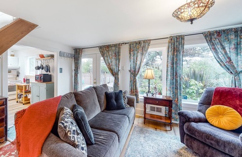 Florence House | Dog-Friendly Getaway with Outdoor Firepit & Balcony - Steps from Beach Access