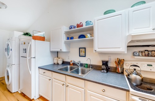 Florence House | Dog-Friendly Getaway with Outdoor Firepit & Balcony - Steps from Beach Access