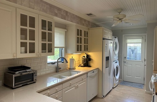 West Beach Cottage | Dog friendly Greenslake Cottage with lagoon view and community pool! New rental
