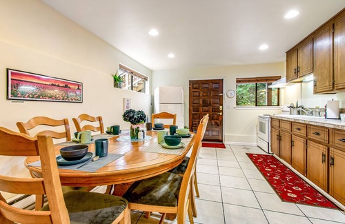 Stanwood Apartment | Dog-friendly ground-floor home with spacious patio, gas firepit and grill