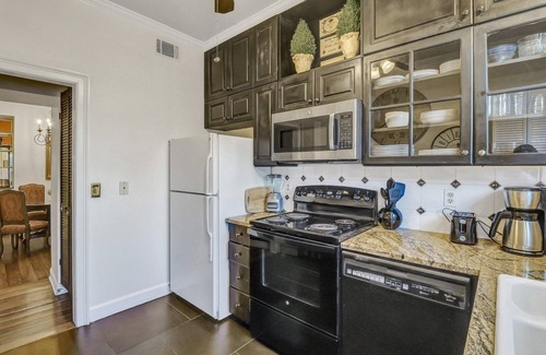 Old West Broad Neighborhood House | Dog Friendly Historic Home by Forsyth w/Private Courtyard by Lucky Savannah