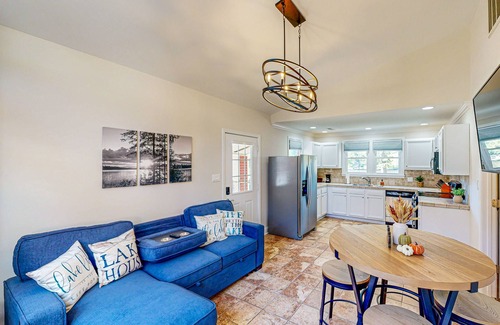 Lancaster House | Dog friendly home on Cedar Pines Lake/close to downtown Lancaster